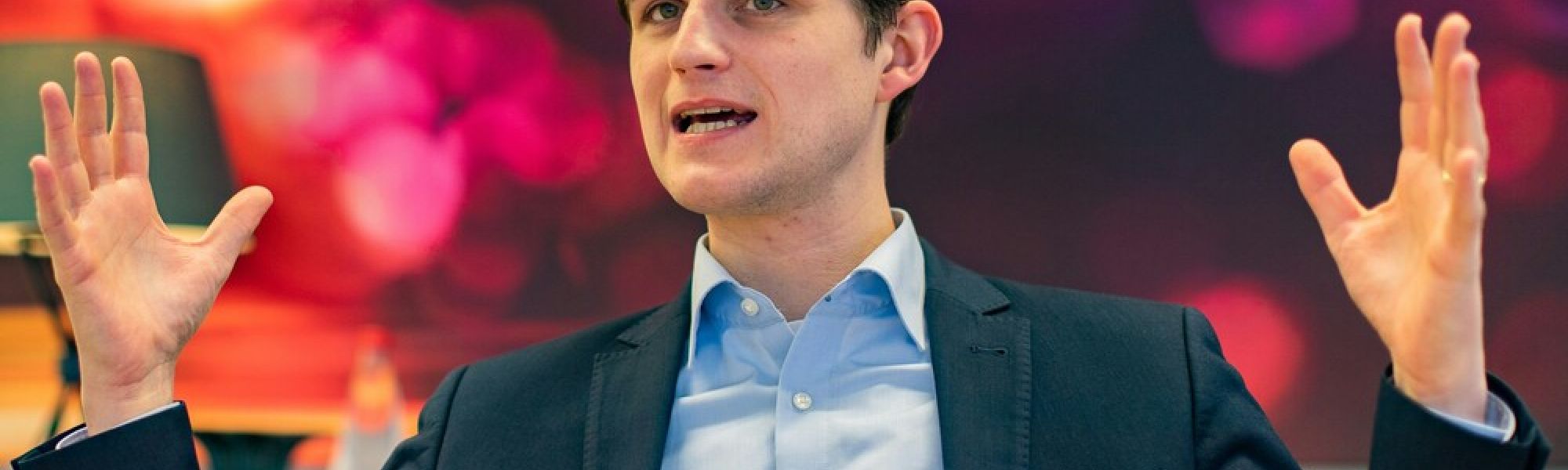 images/blogs/allston-yale_julien-backhaus-raising-hand_data-storytelling.jpg#joomlaImage://local-images/blogs/allston-yale_julien-backhaus-raising-hand_data-storytelling.jpg?width=1000&height=667