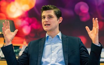 Julien Backhaus raising hands and talking, data storytelling - Allston Yale