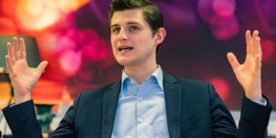 Julien Backhaus raising hands and talking, data storytelling - Allston Yale